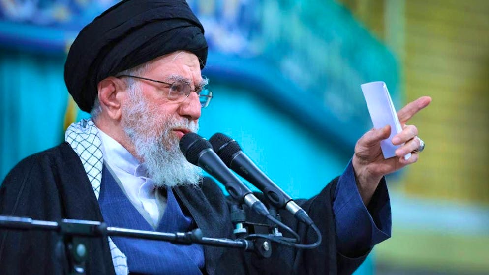 ARCHIVE - In this photo released by the official website of the Office of the Iranian Supreme Leader, Ayatollah Ali Khamenei (l), Supreme Leader of Iran, speaks during a meeting in Tehran. Photo: Uncredited/Office of the Iranian Supreme Leader/AP/dpa - ATTENTION: For editorial use only and only with full attribution to the above credit