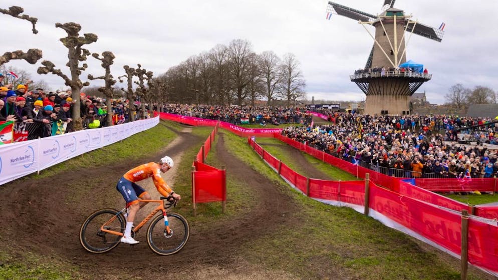 Zieht vor dem Heimpublikum einsam seine Kreise: Der Dominator Mathieu van der Poel