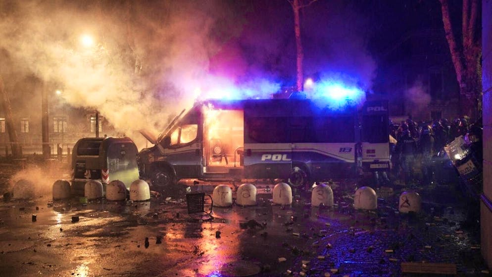 A police vehicle burns during riots following a demonstration against the eviction of the left-wing Askatasuna center. The youth center was evicted at the end of December. Photo: Marco Alpozzi/LaPresse via ZUMA Press/dpa