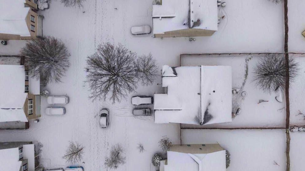 La neve ricopre la città di Harrisburg: gli Stati Uniti sono attualmente colpiti da una storica tempesta invernale.