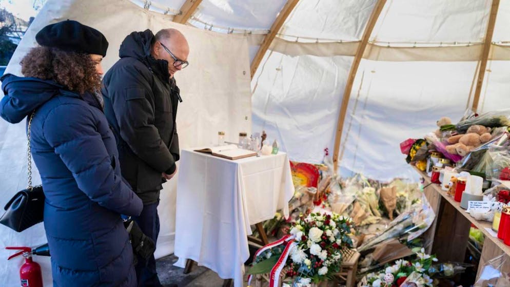 Bundesrat Martin Pfister gedenkt zusammen mit seiner Tochter der Opfer der Brandkatastrophe von Crans-Montana.