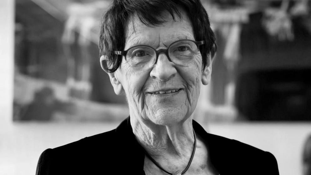 ARCHIV - Rita Süssmuth (CDU) steht in ihrem Büro im Deutschen Bundestag. Die frühere Bundestagspräsidentin starb im Alter von 88 Jahren. Foto: Bernd von Jutrczenka/dpa