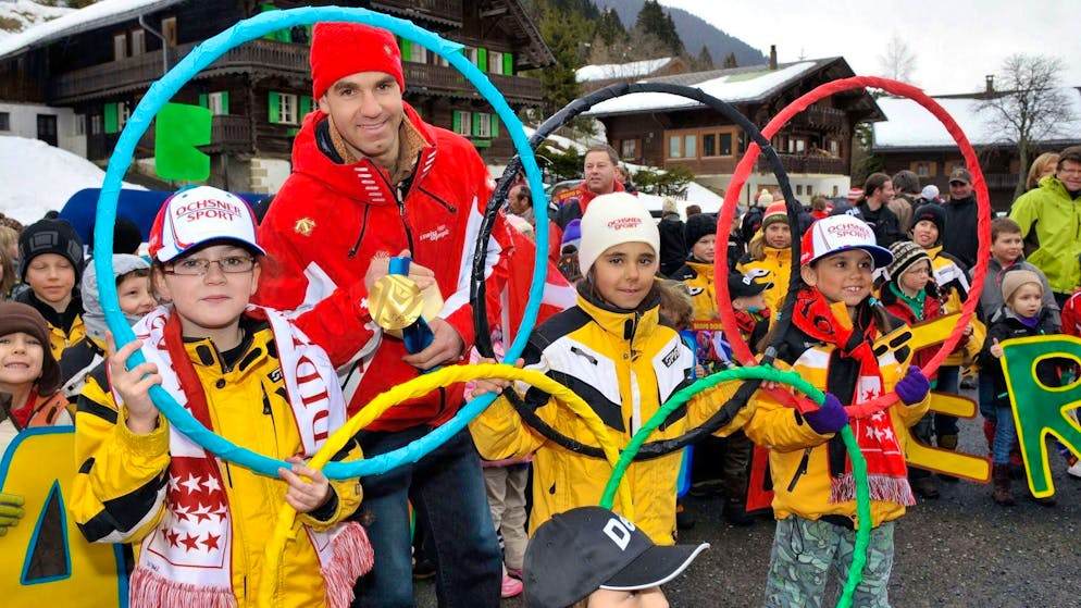 Didier Défago celebrates on his return to Morgins.