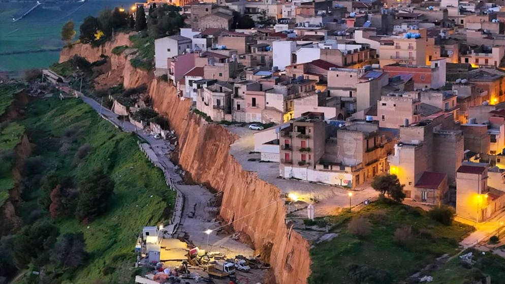 In der sizilianischen Stadt Niscemi ist am Samstagnachmittag als Folge des
anhaltenden Erdrutsches ein dreistöckiges Wohnhaus in die Tiefe gestürzt. (Archivbild)
