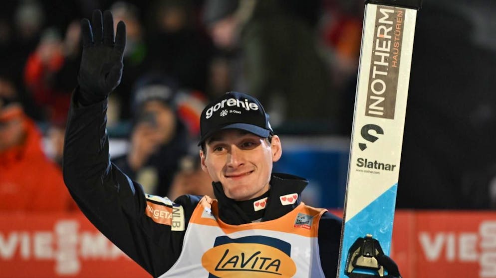 Domen Prevc winkt ins Publikum