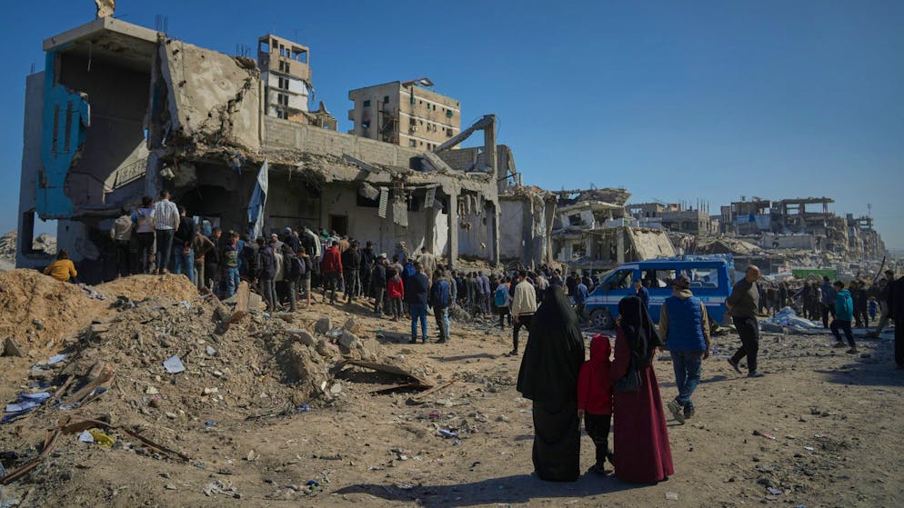 Nach einem israelischen Luftangriff an 31. Januar 2026 suchen Palästinenser*innen in den Trümmern eines Polizeipostens in Gaza-Stadt nach Überlebenden. 