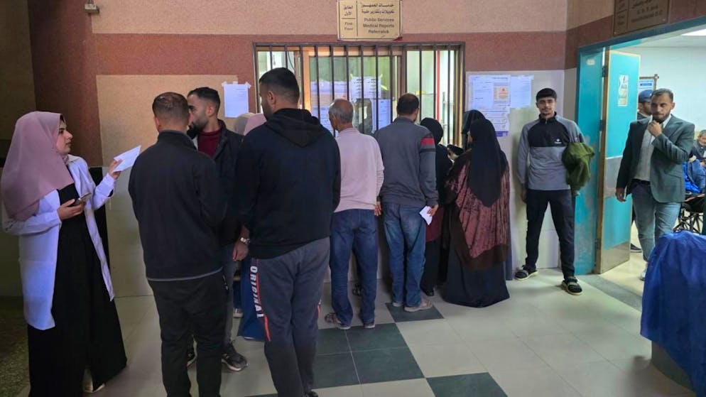 Palästinensische Patienten strömen in das Ambulanzgebäude des Nasser Medical Complex in Chan Junis im südlichen Gazastreifen, um medizinische Überweisungen zu erhalten, damit sie ihre Behandlung außerhalb des Gazastreifens abschließen können. Foto: Tariq Mohammad/APA Images via ZUMA Press Wire/dpa