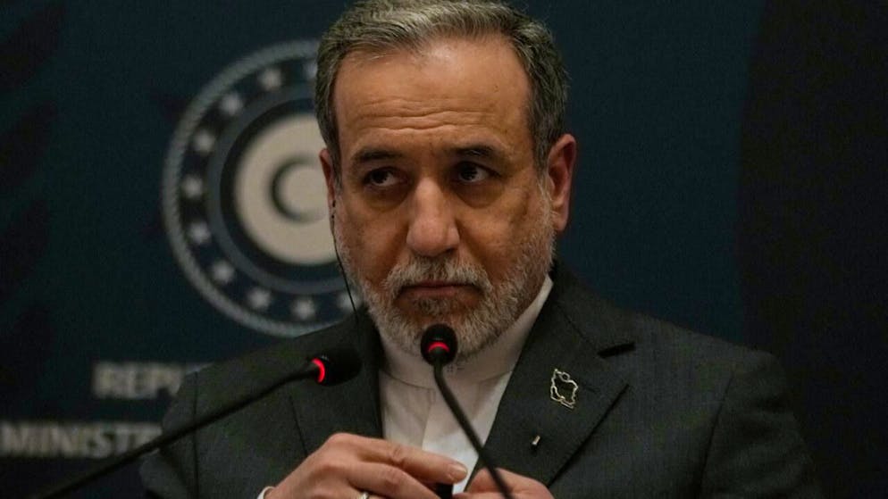 Der iranische Außenminister Abbas Araghchi spricht zu Journalisten während einer gemeinsamen Pressekonferenz mit seinem türkischen Amtskollegen Fidan. Foto: Khalil Hamra/AP/dpa