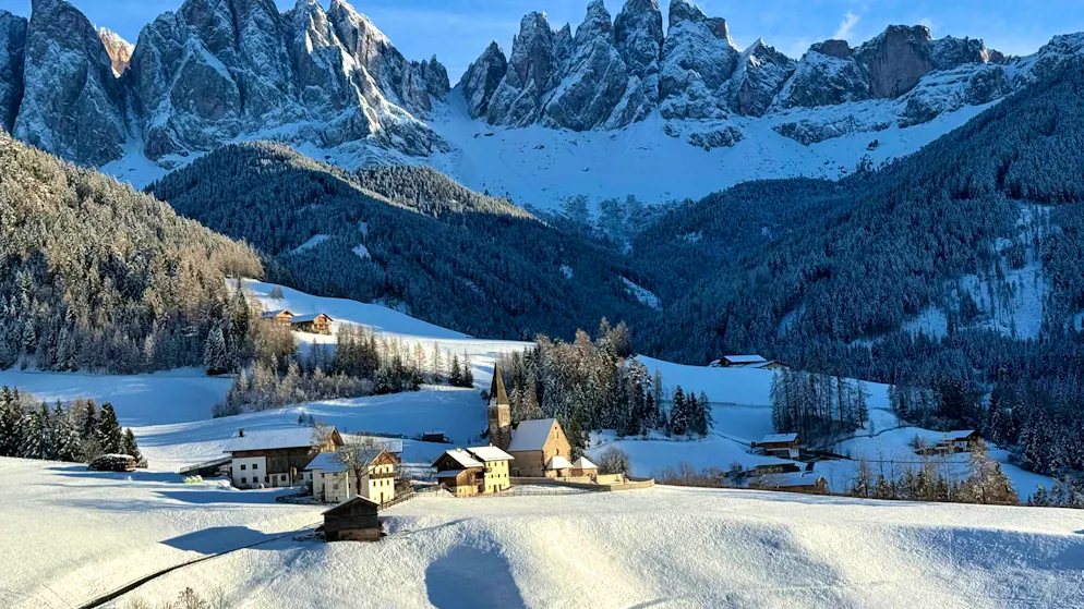 Despite 250 euros for a bus parking space. Click and go - Insta-tourists storm the Alpine village of St. Magdalena