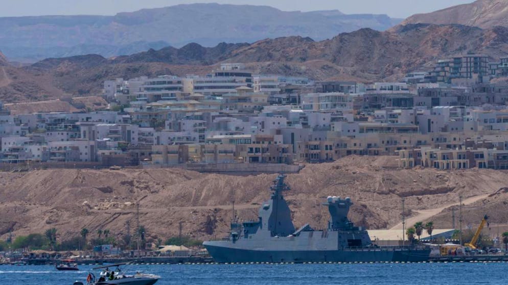ARCHIV - Eine Saar-6-Korvette, ein Kriegsschiff der neuesten Generation, das Israel angesichts der Bedrohung durch die jemenitischen Houthi-Rebellen für sein Seeverteidigungssystem einsetzt, liegt in den Gewässern vor Eilat. Foto: Ohad Zwigenberg/AP/dpa