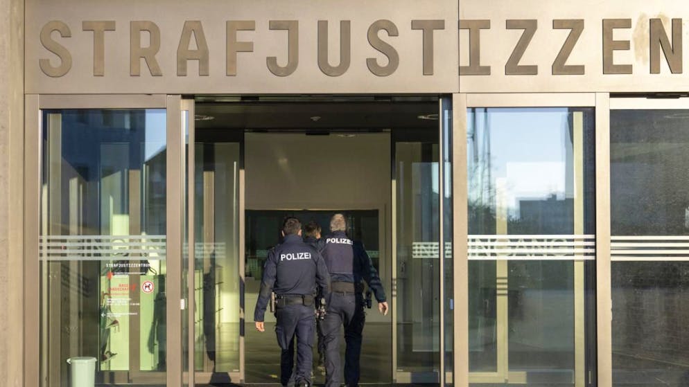 Un Suisse de 19 ans accusé d'avoir poignardé un jeune de 15 ans en juin 2024 près d'une école à Aesch (BL) comparaît lundi devant la cour pénale de Bâle-Campagne, à Muttenz (archives).