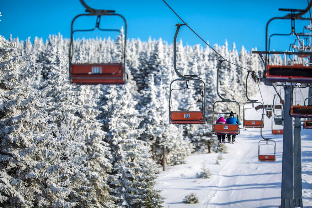 La jeune femme, qui avait accrochée son sac via une sangle pectorale, a alors été entraînée par le télésiège et s’est retrouvée «suspendue» (photo d’illustration).