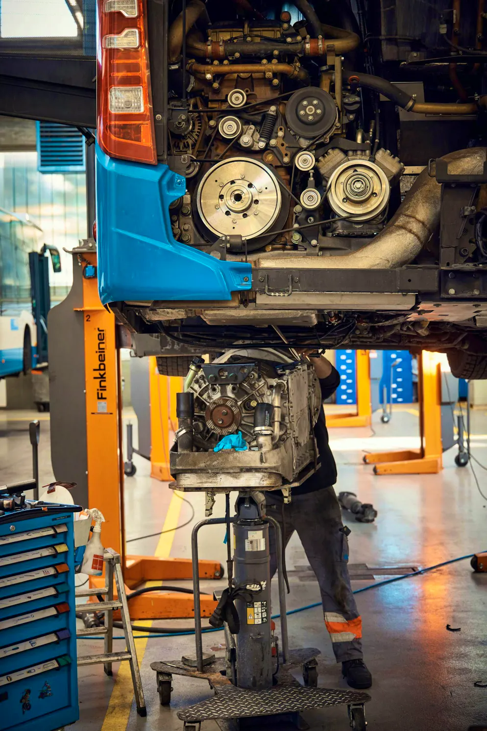 Transports publics de Lucerne VBL veille à un bon climat de travail en tant que Friendly Work Space. La maintenance des moteurs diesel est encore à l’ordre du jour, mais bientôt les motorisations électriques prendront le pas.