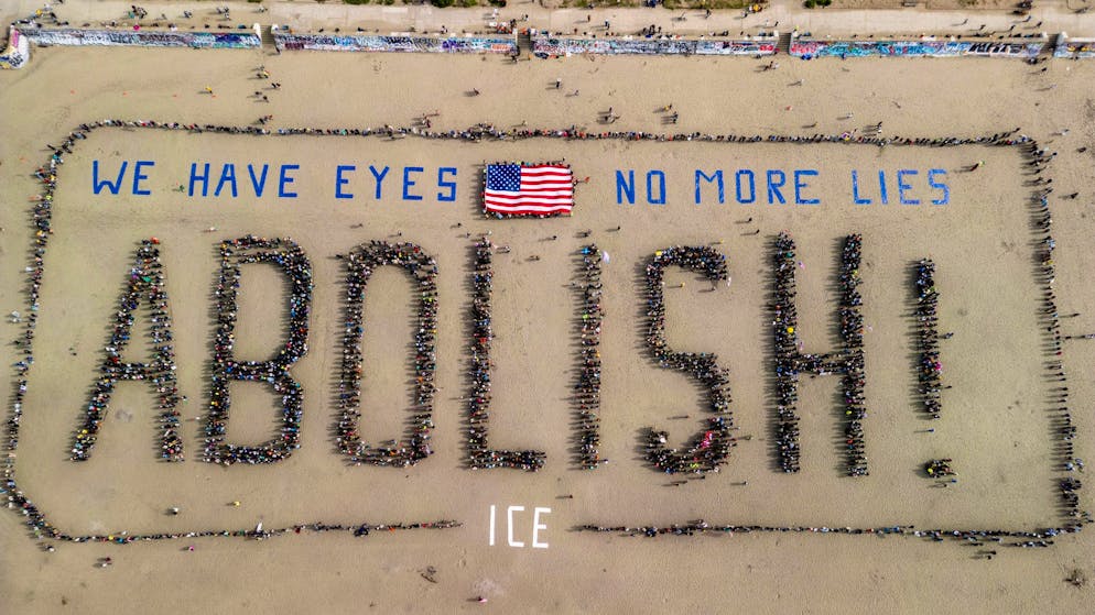 «Wir haben Augen im Kopf – Schluss mit den Lügen – Schafft ICE ab!»: Am Strand von San Francisco formen Demonstranten ein riesiges Banner gegen ICE. (31. Januar 2026)
