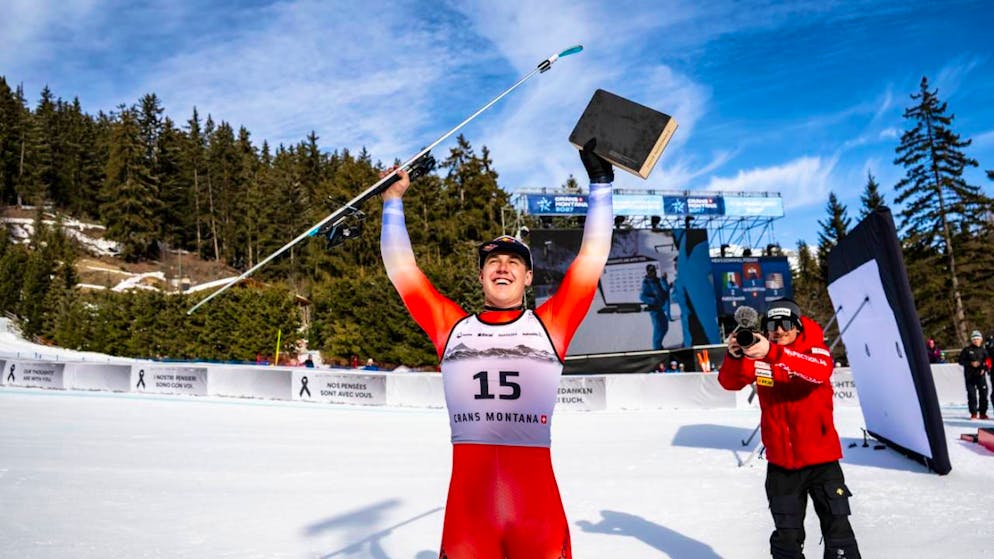 Franjo von Allmen jubelt über seinen Sieg in Crans-Montana.