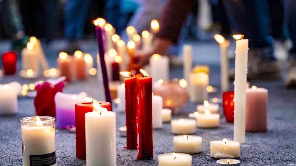 Candles in memory of the woman killed in Epagny in April 2025. The femicide caused consternation throughout Switzerland and also set things in motion at administrative level in the canton of Fribourg. (Archive image)