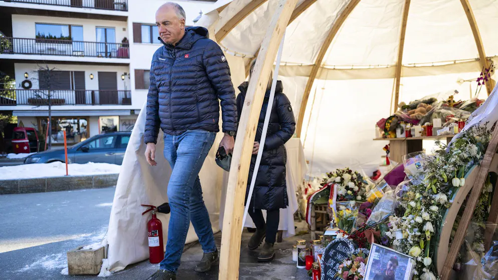 Der Walliser Staatsrat Christophe Darbellay besucht am Sonntag das Zelt in Crans-Montana, in dem der Opfer der Brandkatastrophe gedacht wird.