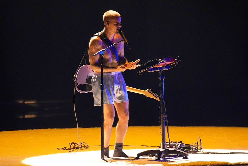 Justin Bieber performte nur in Boxershorts und Socken.