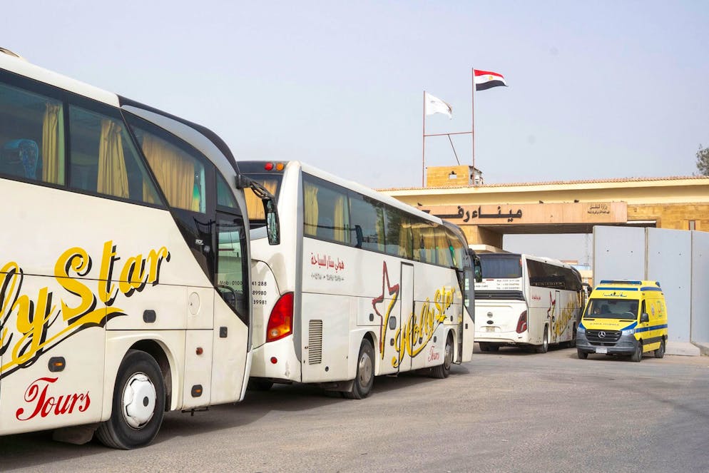 Autobus in fila per entrare dal valico egiziano di Rafah nella Striscia di Gaza, a Rafah, lunedì 2 febbraio 2026.