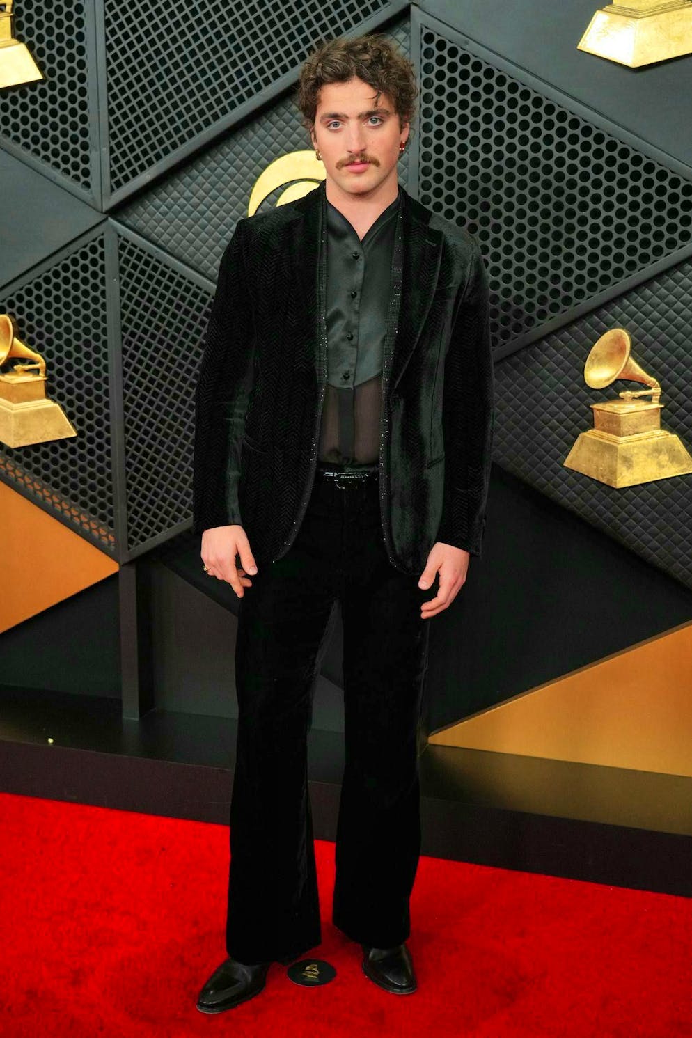 The best and most eye-catching outfits of the 2026 Grammys. Benson Boone in a velvety suit by Giorgio Armani.