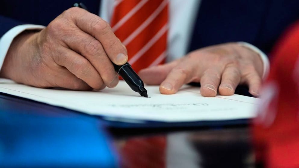 US-Präsident Donald Trump unterzeichnet im Oval Office des Weißen Hauses in Washington ein Haushaltsgesetz, das den teilweisen Stillstand der Bundesregierung beendet. Foto: Alex Brandon/AP/dpa