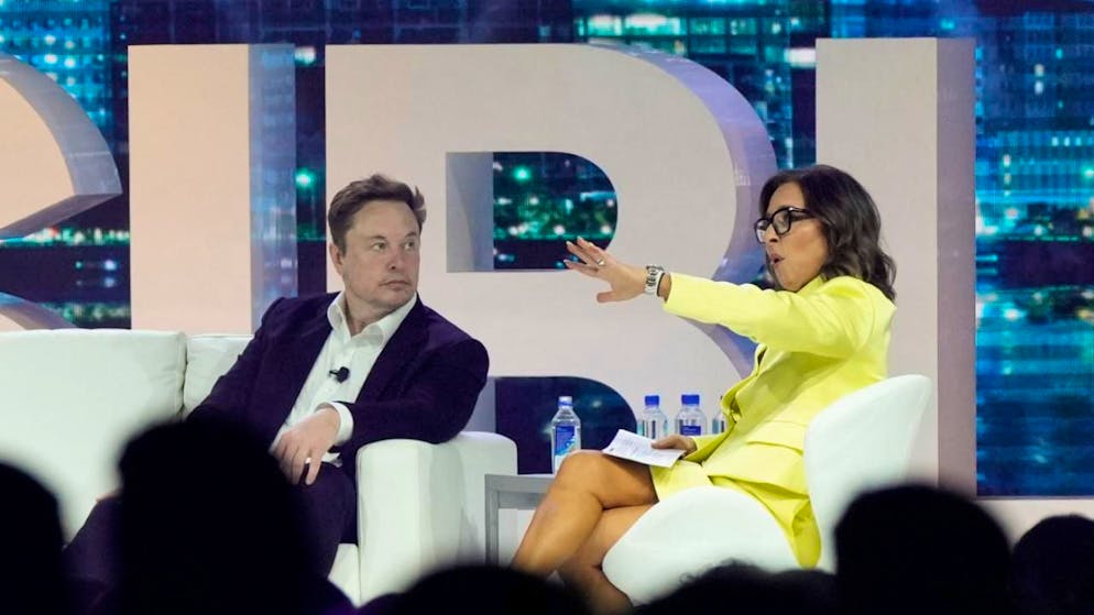 Der Tech-Milliardär Elon Musk sowie X-Geschäftsführerin Linda Yaccarino - im Bild an einem gemeinsamen Event in Florida - stehen wegen dem KI-Chatbot Grok unter Druck der französischen Justiz. (Archivbild)