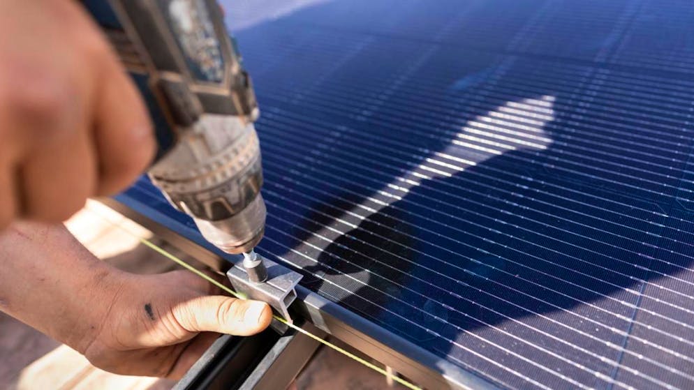 La nouvelle loi vaudoise sur l'énergie obligera à poser des panneaux solaires pour les nouveaux bâtiments, mais seulement en cas de rénovation pour ceux existants, et avec finalement la suppression d'un délai à 2039 (photo symbolique).