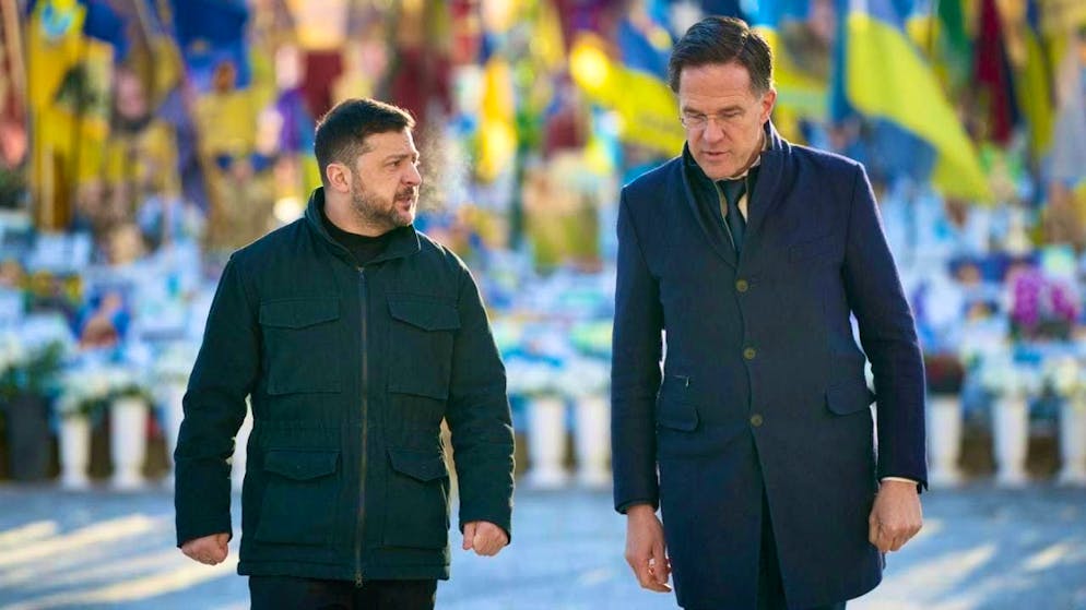 dpatopbilder - HANDOUT - In this photo provided by the Ukrainian Presidential Press Office, Ukrainian President Volodymyr Zelenskyi (l) and NATO Secretary General Mark Rutte attend a memorial ceremony at the monument to fallen Ukrainian soldiers on Independence Square in Kiev, Ukraine. Photo: Uncredited/Ukrainian Presidential Press Office/AP/dpa