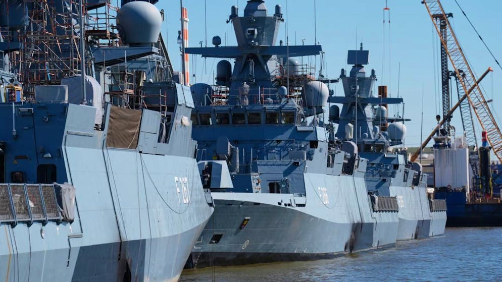 ARCHIV - Die Korvetten F 265 "Köln" (r-l), F 266 "Emden" und F 267 "Karlsruhe", drei der insgesamt fünf neuen Korvetten der Klasse 130 für die Deutsche Marine, liegen am Kai einer Hamburger Werft. Foto: Marcus Brandt/dpa