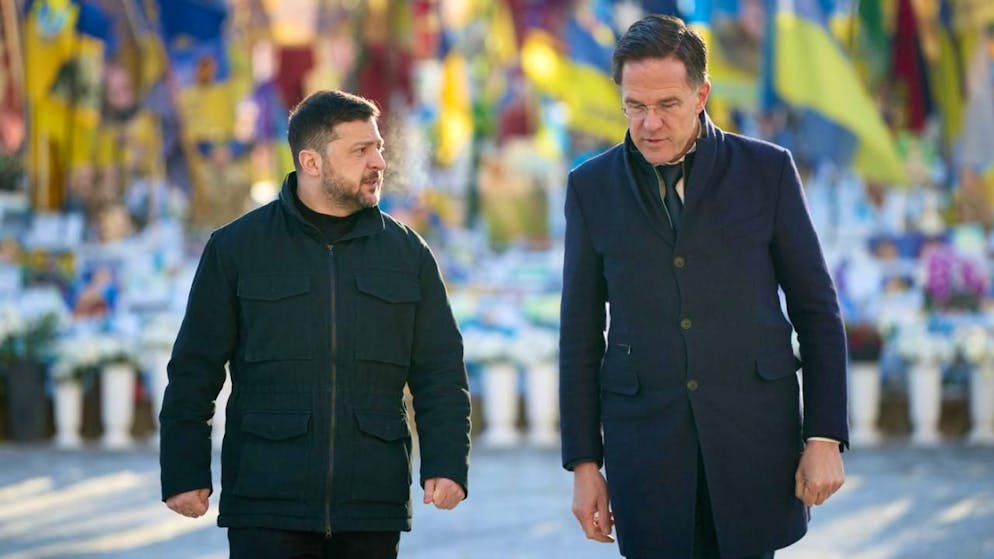 dpatopbilder - HANDOUT - Auf diesem vom Pressebüro des ukrainischen Präsidenten zur Verfügung gestellten Foto nehmen der ukrainische Präsident Wolodymyr Selenskyj (l) und NATO-Generalsekretär Mark Rutte an einer Gedenkfeier am Denkmal für gefallene ukrainische Soldaten auf dem Unabhängigkeitsplatz in Kiew, Ukraine. Foto: Uncredited/Ukrainian Presidential Press Office/AP/dpa