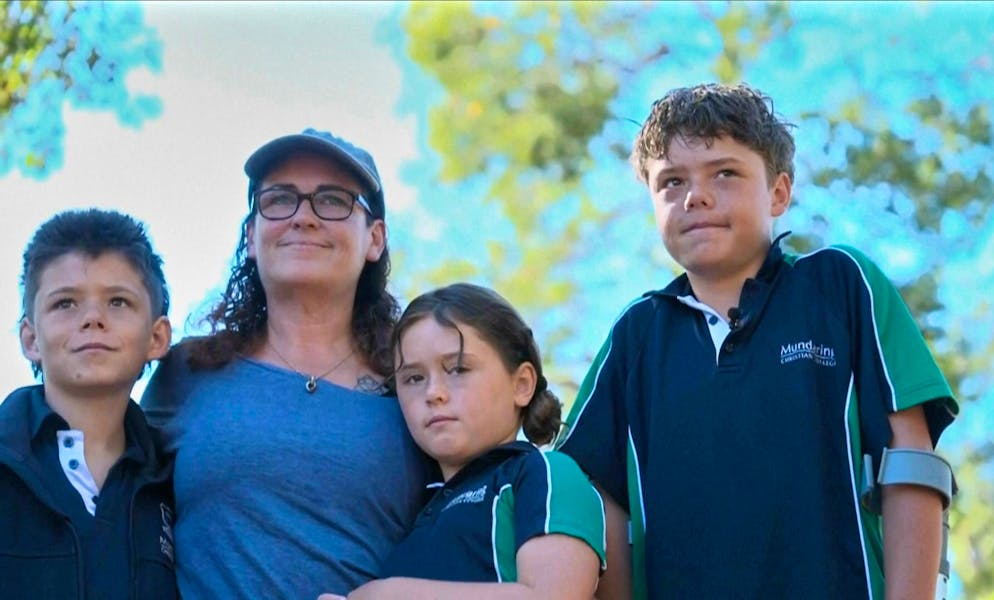Der 13 Jahre alte Austin (rechts im Foto) schwamm rund vier Stunden, um seine Familie zu retten.