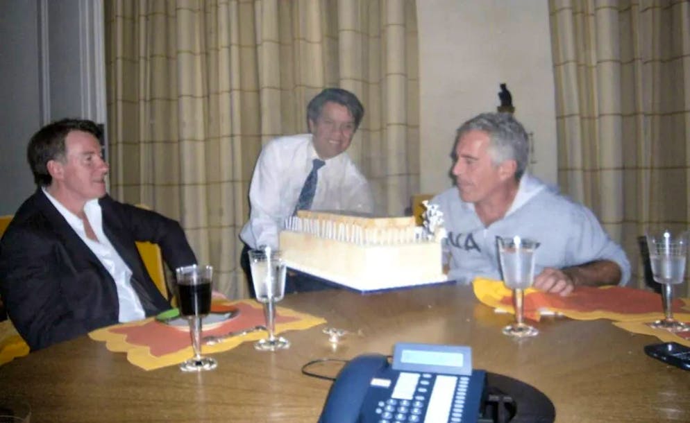 Au Royaume-Uni, le Premier ministre Keir Starmer a estimé que l'ex-ambassadeur britannique Peter Mandelson (en photo ici à gauche de Jeffrey Epstein lors d'un anniversaire - date inconnue) avait «laissé tomber son pays», a rapporté son porte-parole.