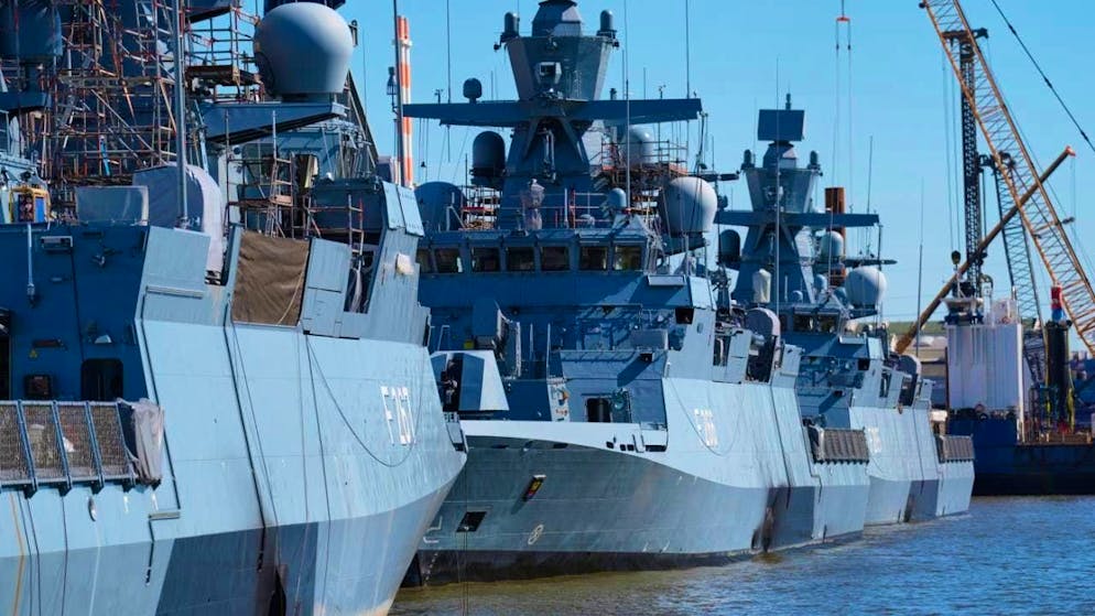 ARCHIVE - The corvettes F 265 "Köln" (r-l), F 266 "Emden" and F 267 "Karlsruhe", three of the five new class 130 corvettes for the German Navy, are moored on the quay of a Hamburg shipyard. Photo: Marcus Brandt/dpa