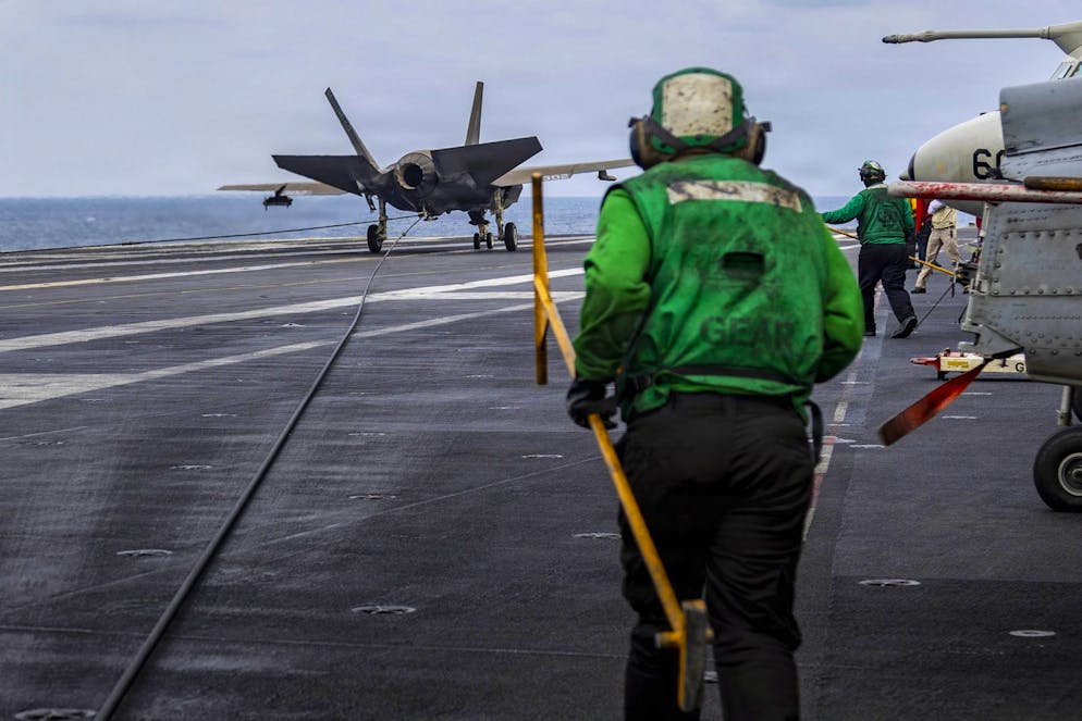 Un F-35C Lightning II, assegnato al Marine Fighter Attack Squadron (VMFA) 314, mentre effettua un atterraggio di fortuna sul ponte di volo della portaerei classe Nimitz USS Abraham Lincoln (CVN 72) nel Mar Arabico, il 28 gennaio 2026