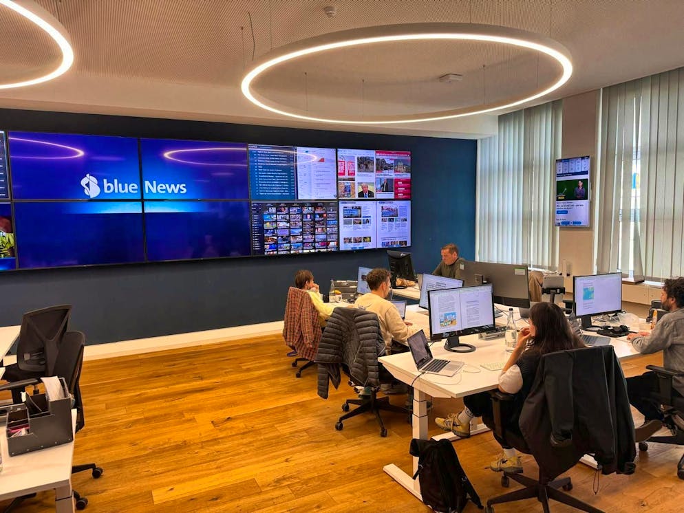 Uno sguardo all'interno della redazione di blue News a Volketswil