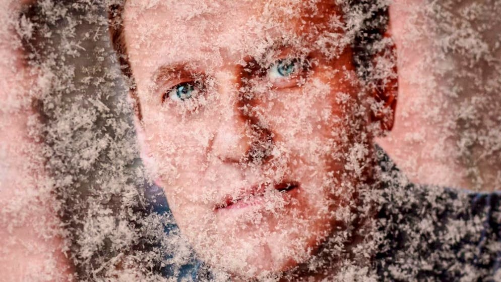 ARCHIV - Schneeflocken bedecken ein Foto des russischen Oppositionsführers Alexej Nawalny vor der russischen Botschaft in Bukarest. Foto: Andreea Alexandru/AP/dpa