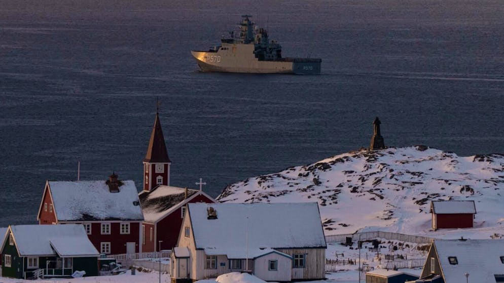 Ein Militärschiff patrouilliert in der Nähe von Nuuk. 