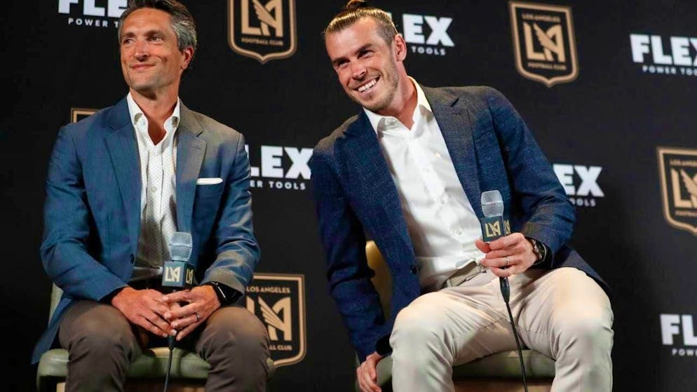 John Thorrington (left) in July 2022 in his role as General Manager of LAFC alongside Gareth Bale.