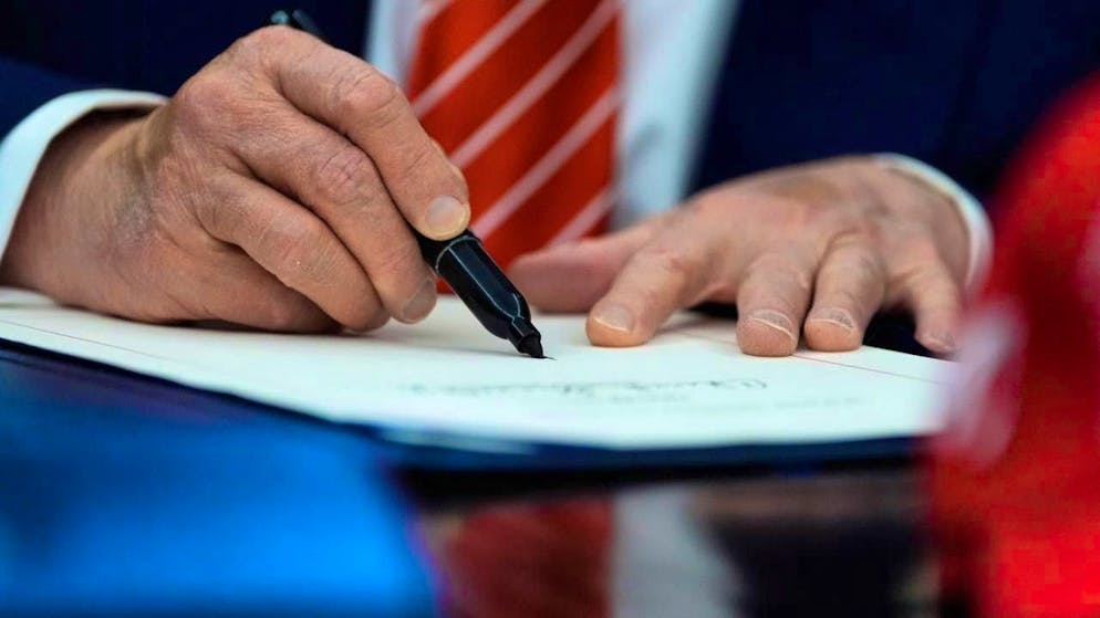 US President Donald Trump signs a budget bill in the Oval Office of the White House in Washington, ending the partial shutdown of the federal government. Photo: Alex Brandon/AP/dpa
