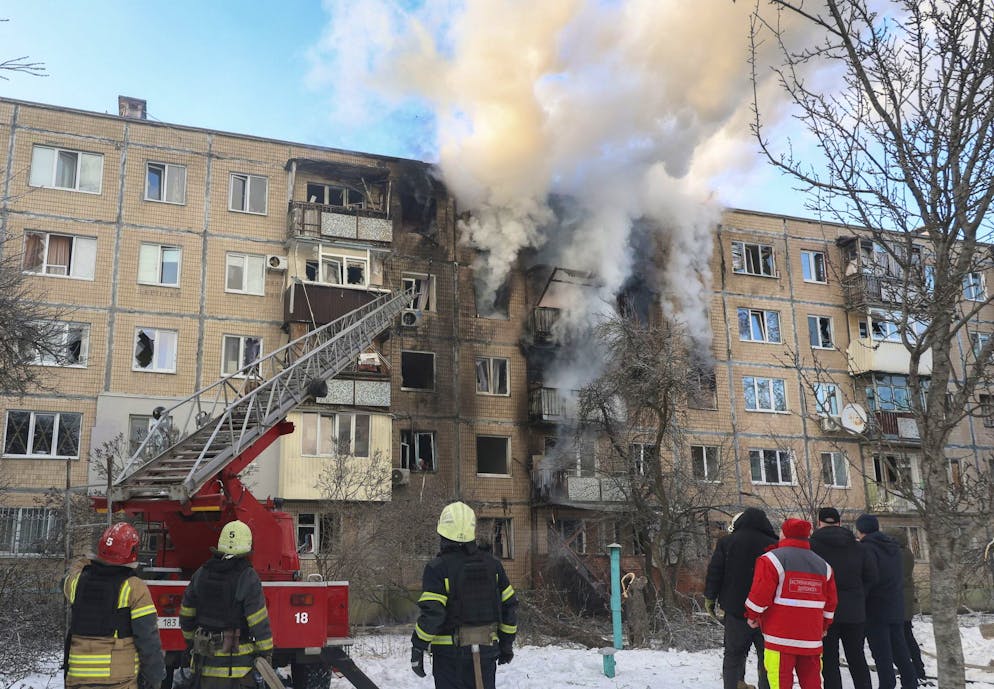 Gli attacchi russi nelle prime ore di oggi hanno investito otto regioni ucraine: nella foto i soccorritori sul sito di un attacco di un drone in un palazzo residenziale a Kharkiv.