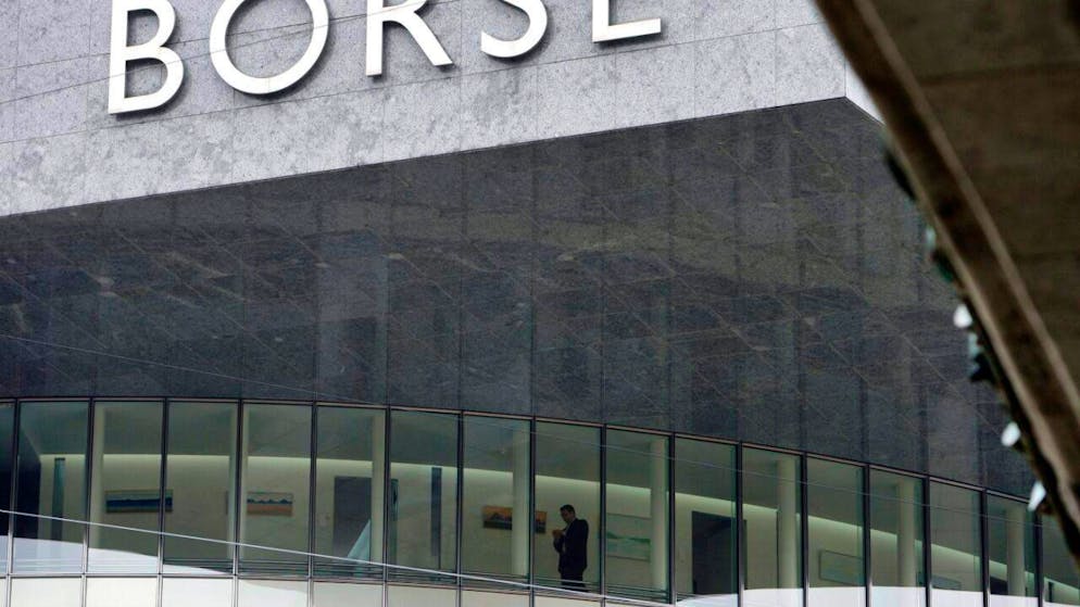 A la Bourse suisse, l'indice vedette SMI crevait le plafond, signant à 15h35 un plus haut historique à 13'567,40 points. Le SLI avançait lui de 0,92% à 2160,61 points, tandis que le SPI prenait 1,29% à 18'664,81 points.