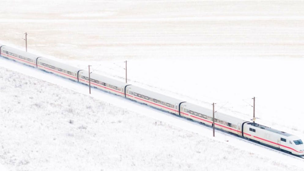 ARCHIV - Ein ICE der Deutschen Bahn in einer Winterlandschaft. Foto: Julian Stratenschulte/dpa/Archivbild