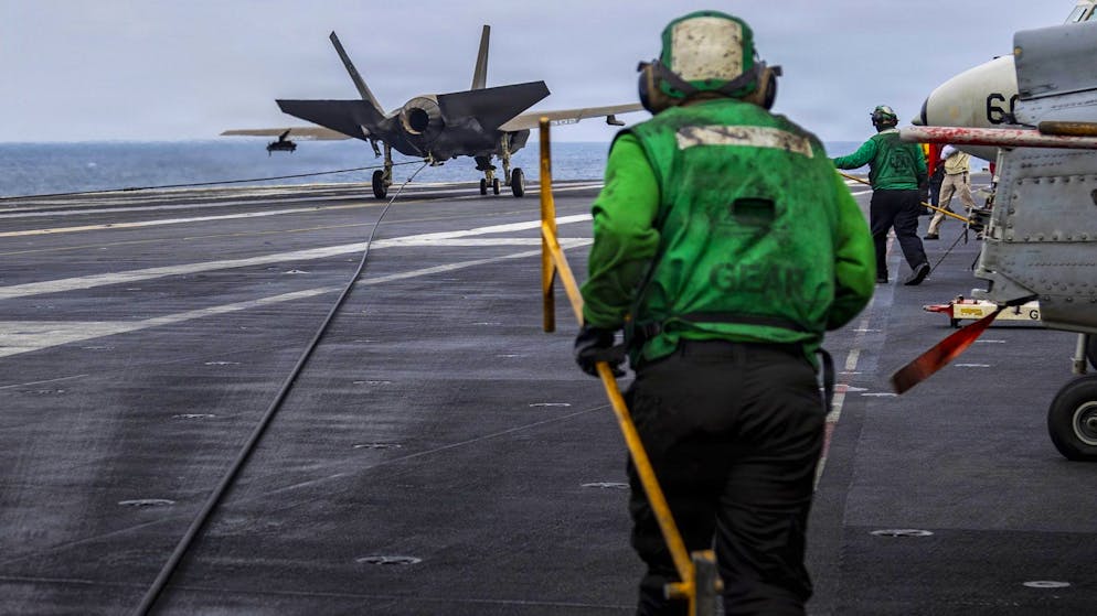 Ein Kampfjet vom Typ F-35 landet auf dem US-Flugzeugträger «USS Abraham Lincoln» im Arabischen Meer (28. Januar 2026)