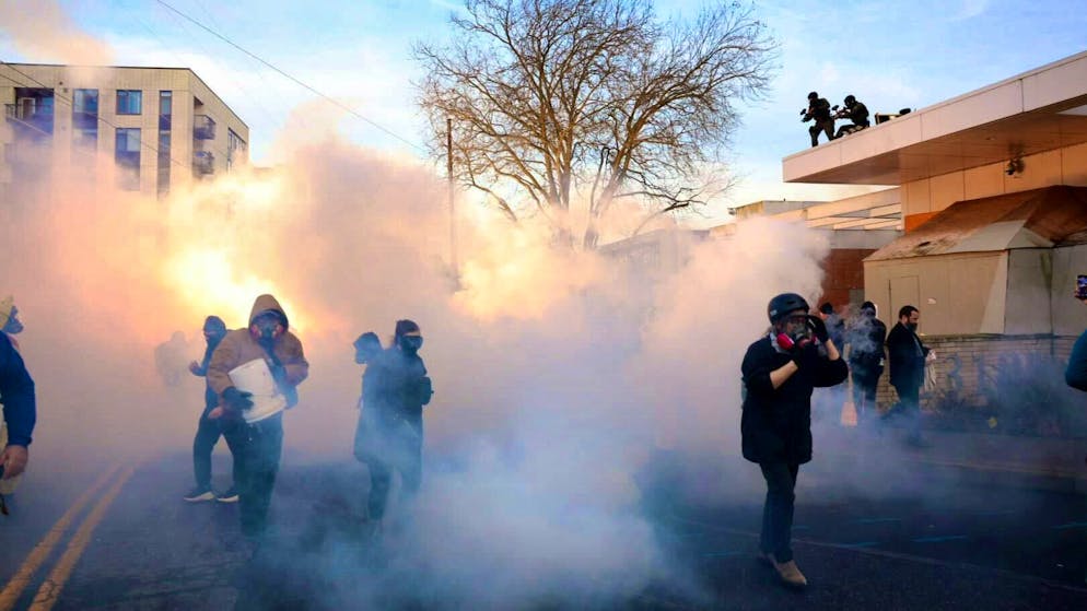 Federal agents shoot tear gas at protesters from rooftops in Portland. (January 31, 2026)
