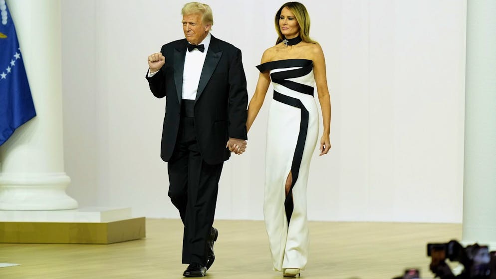 Das schwarz-weisse Ballkleid, das Melania Trump zu den drei Bällen am Abend der Vereidigung ihres Gatten trug, hat eine relativ grosse Rolle in «Melania». (20. Januar 2025)