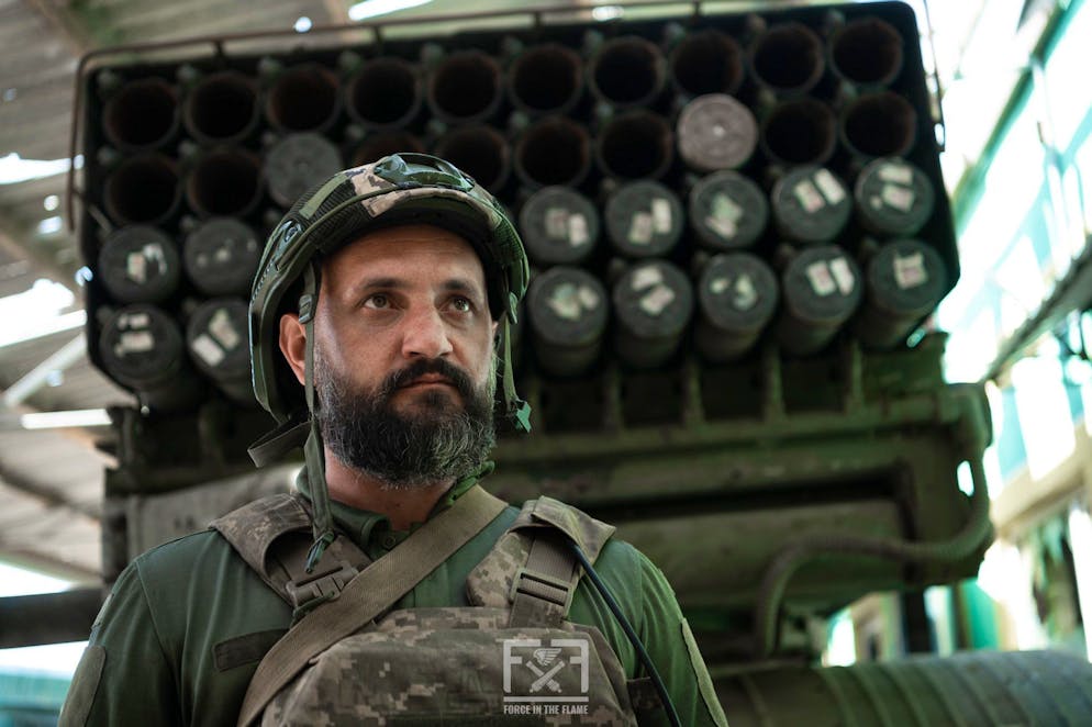 Ein Soldat der 148. Artilleriebrigade der ukrainischen Streitkräfte schaut in eine ungewisse Zukunft.