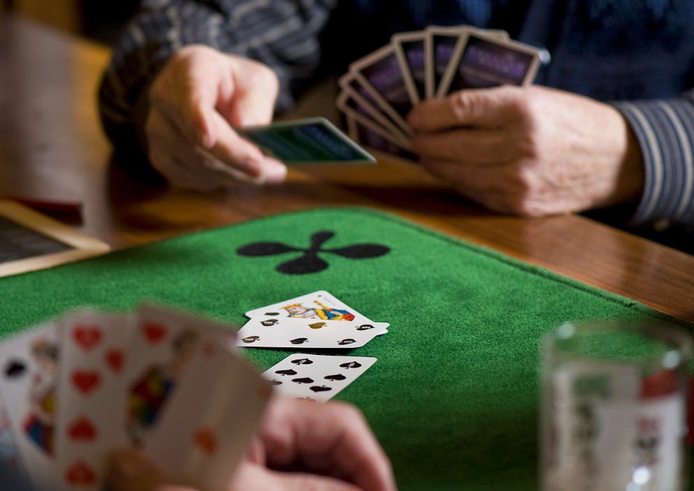 Une partie de jass au bistrot du village - entre autres- participe à renforcer la cohésion nationale.