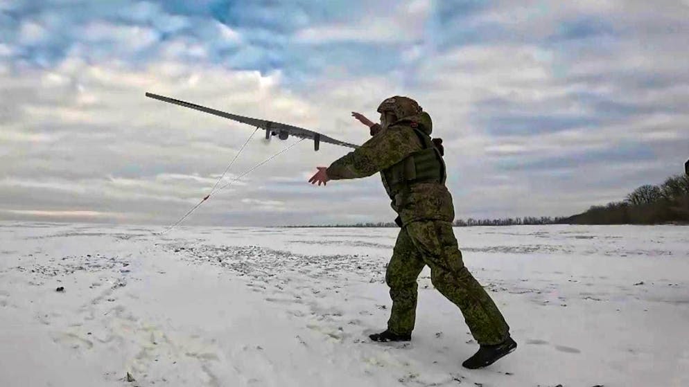 HANDOUT - A Russian soldier launches a drone for an operation at an undisclosed location in Ukraine. Photo: Uncredited/Russian Defense Ministry Press Service/AP/dpa - ATTENTION: For editorial use only in connection with current reporting and only with full attribution to the above credit