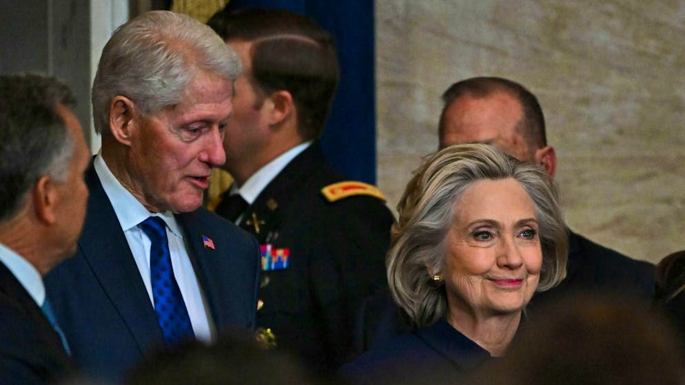 Former US President Bill Clinton (l.) and his wife, former Secretary of State Hillary Clinton at Donald Trump's swearing-in ceremony in Washington on January 20, 2025.