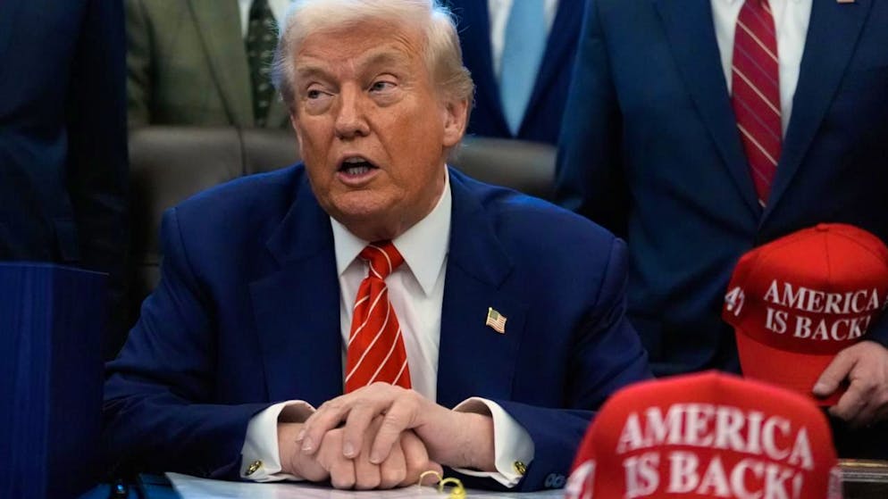 US-Präsident Donald Trump spricht im Oval Office des Weißen Hauses. Foto: Alex Brandon/AP/dpa
